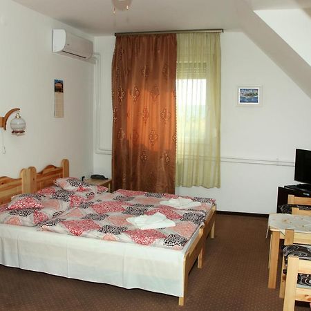 Olympos Panzio Hotel Budaors Luaran gambar