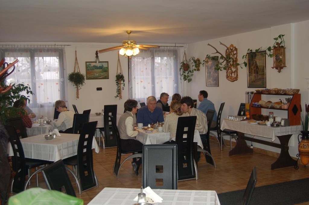 Olympos Panzio Hotel Budaors Luaran gambar