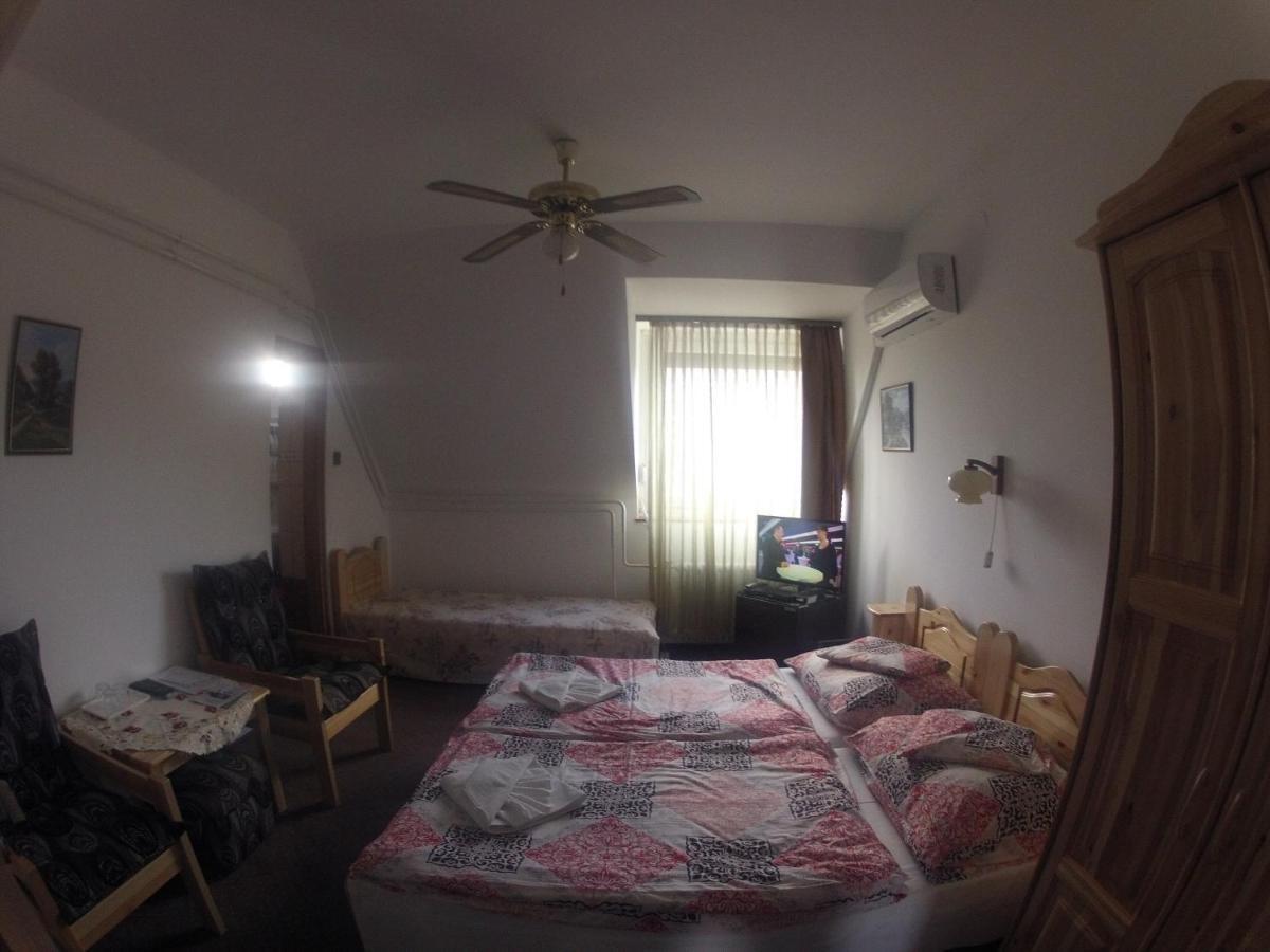 Olympos Panzio Hotel Budaors Luaran gambar