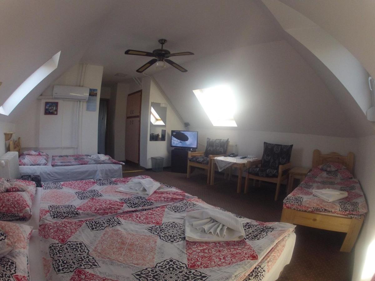 Olympos Panzio Hotel Budaors Luaran gambar