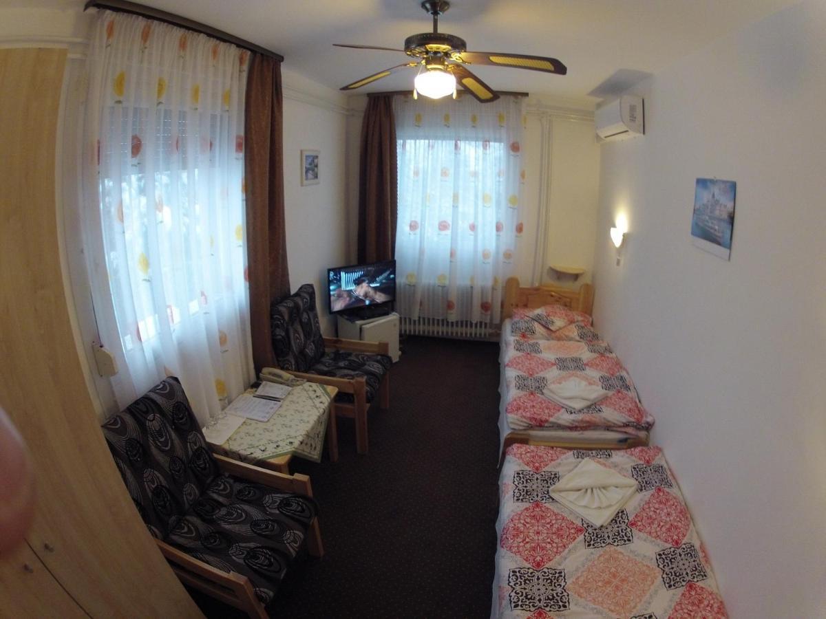 Olympos Panzio Hotel Budaors Luaran gambar