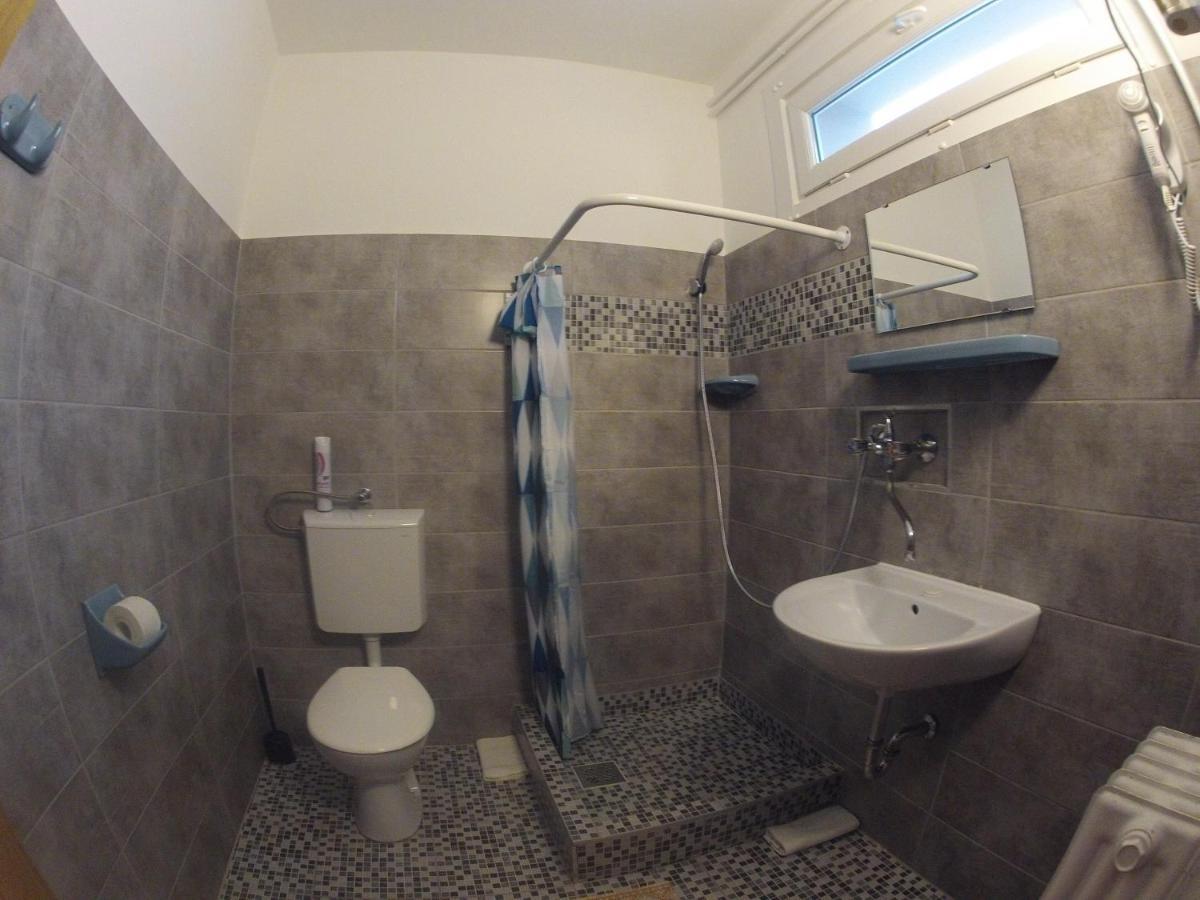 Olympos Panzio Hotel Budaors Luaran gambar