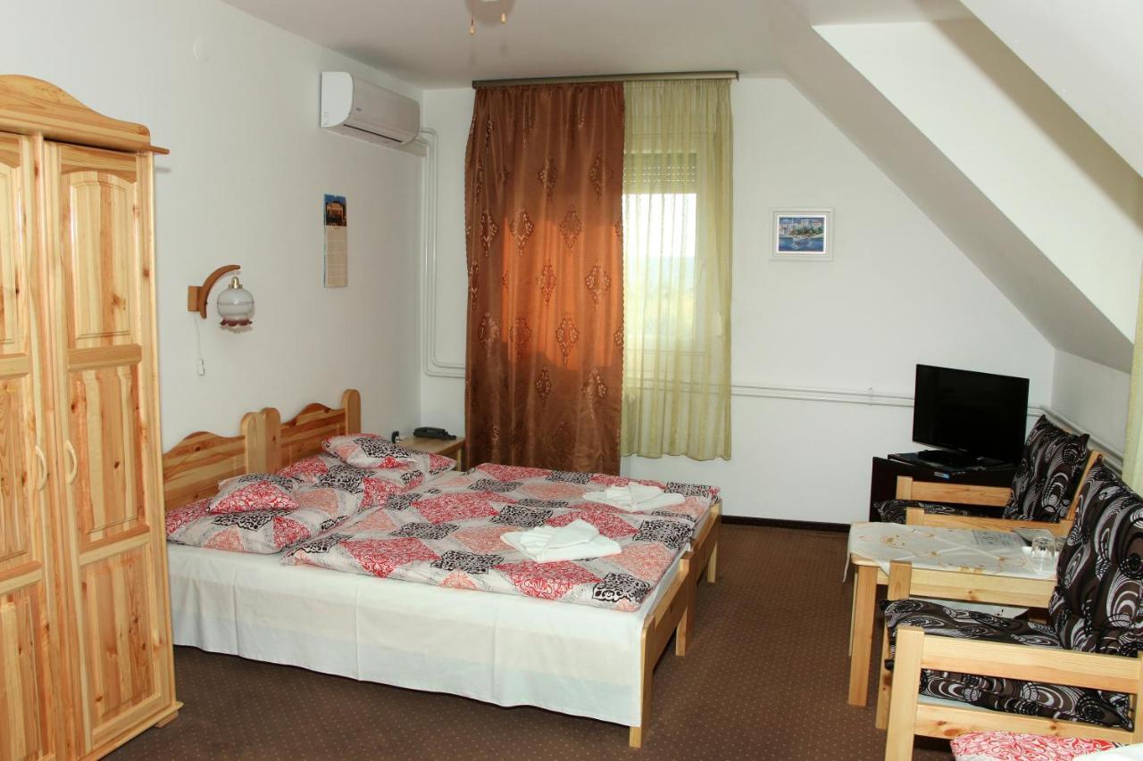 Olympos Panzio Hotel Budaors Luaran gambar
